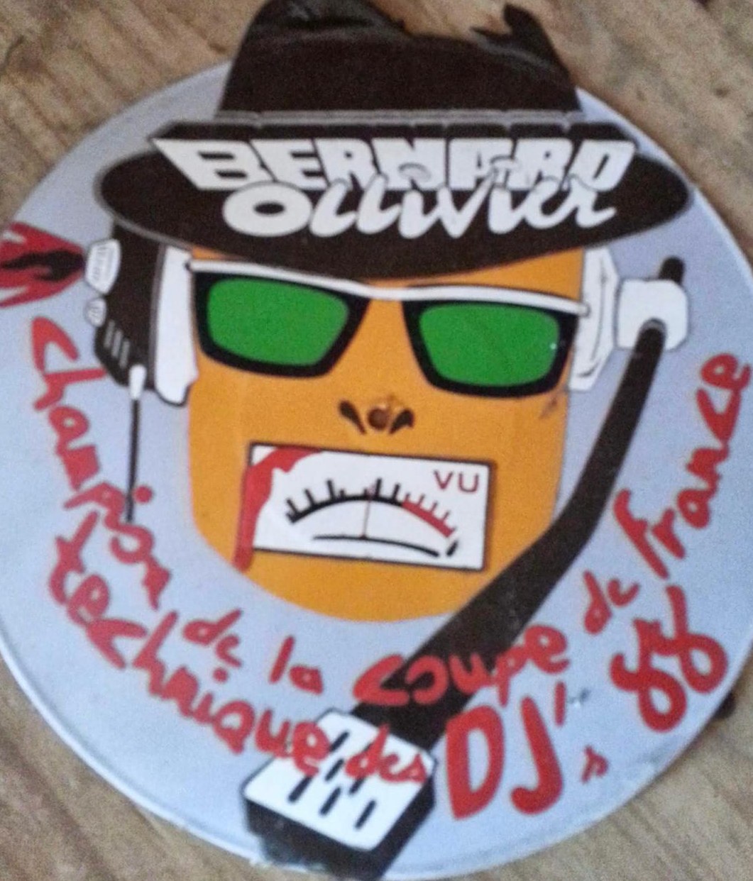 Disque peint à la main : « Champion de la coupe de France technique des DJ’s 88 ».